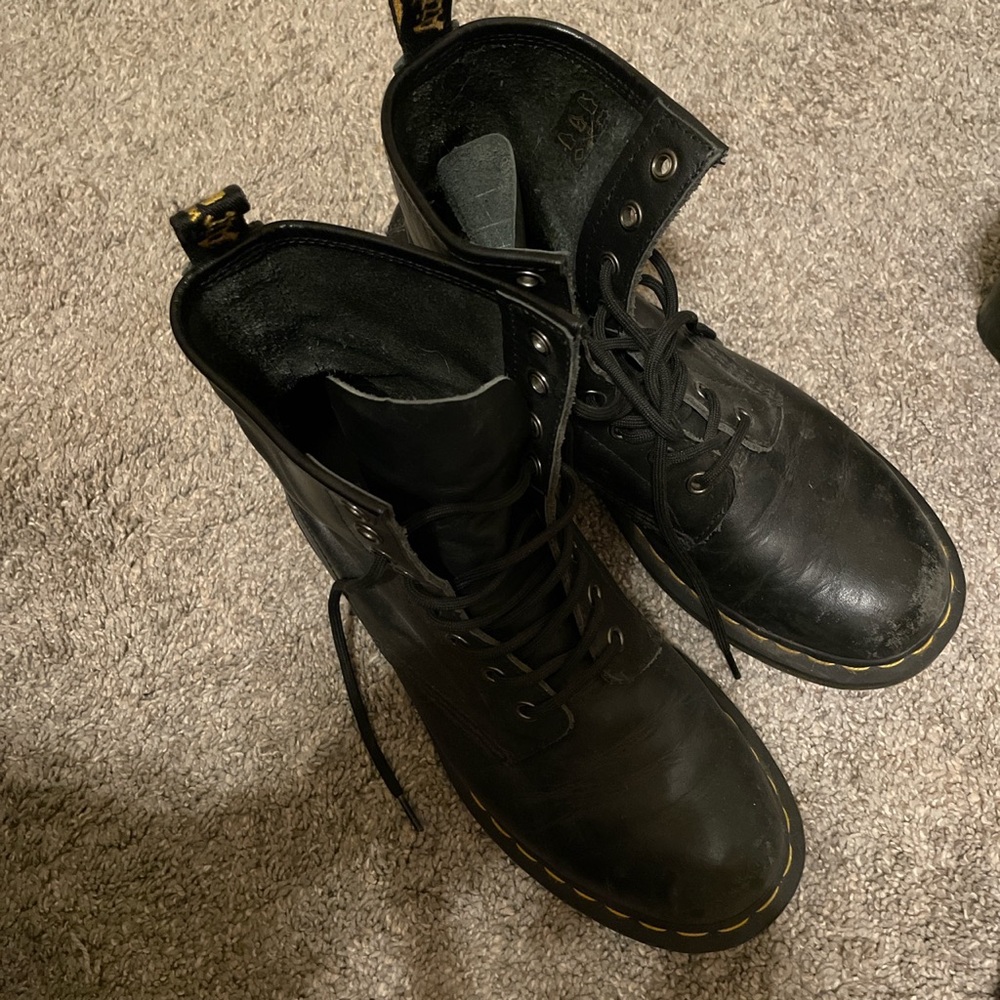 I don’t wear doc martins anymore. Barely any scuffs. Looking for a new home 🤍🤎